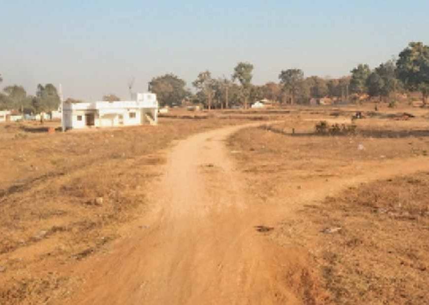 CG में खेतों को काटकर भू-माफिया कर रहे प्लॉटिंग, किसानों की सैकड़ों एकड़ फसल बर्बाद