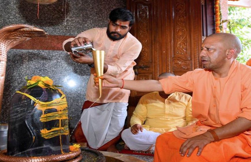 रुद्राभिषेक कर सीएम योगी ने की लोक मंगल की कामना