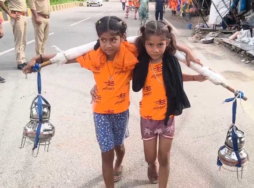 कंधों पर कांवड़, दिल में मम्मी-पापा की लंबी उम्र की चाह