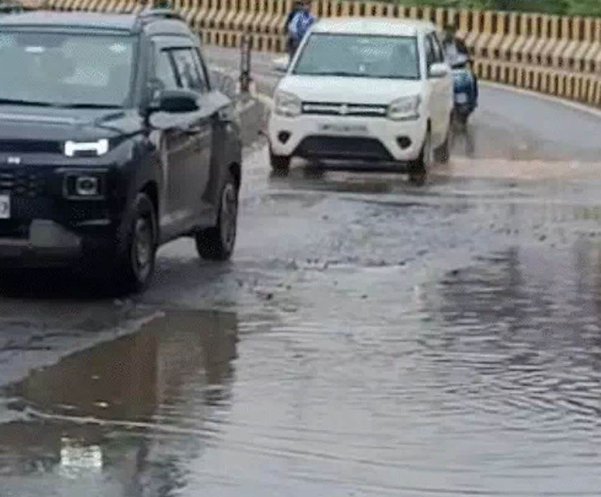 भोपाल में 3 दिन की बारिश ने खोली सड़कों की पोल! अटल पथ और लिंक रोड-2 खस्ताहाल, 527 लोगों का रेस्क्यू