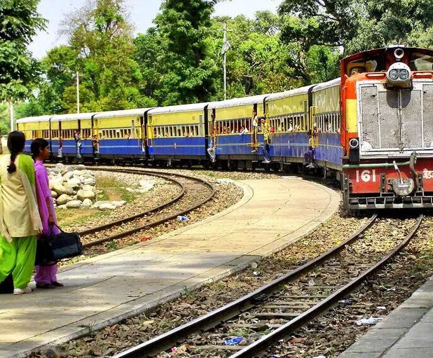 हिमाचल में भारी बारिश का असर! कांगड़ा घाटी रेल सेवा फिर बंद, पठानकोट की 4 ट्रेनें रद्द