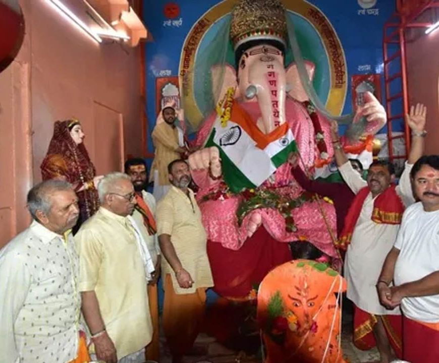 उज्जैन के बड़े गणेश मंदिर में अनोखा स्वाधीनता दिवस, सवा लाख दूर्वा-पुष्प और तिरंगे का हुआ पूजन