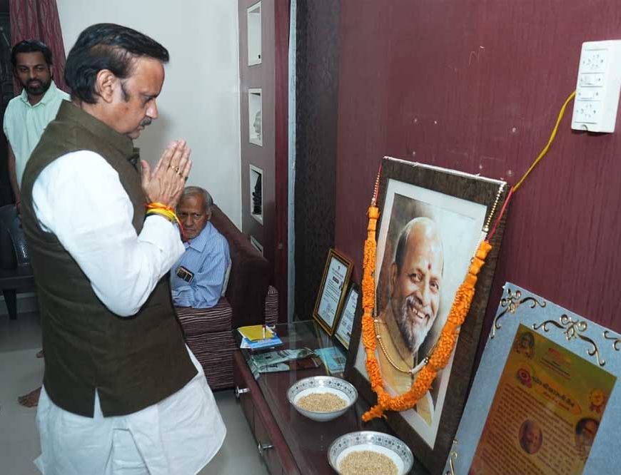 उपमुख्यमंत्री  राजेंद्र शुक्ल ने स्व.  पारस जैन के निवास पहुंचकर परिजनों से की भेंट, व्यक्त की शोक संवेदना