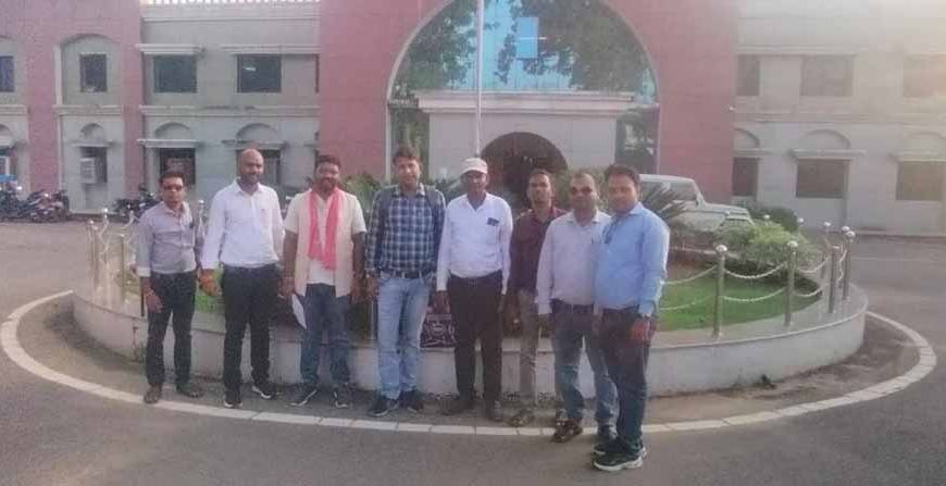 सर्व शिक्षक संघ ने शिक्षकों की मांगों को लेकर DEO को सौंपा ज्ञापन, जनगणना ड्यूटी के अवकाश और पदोन्नति की मांग