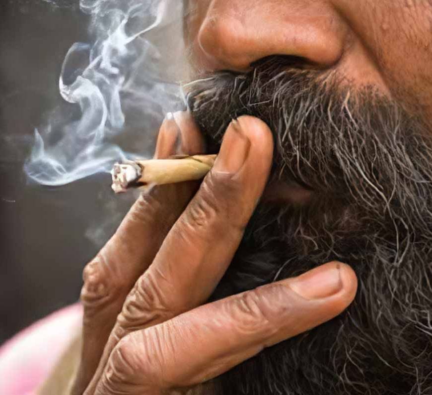 Punjab के गुरुद्वारा साहिब में ग्रंथी के बीड़ी पीने पर हंगामा, बैग से बीड़ी-सिगरेट और तंबाकू बरामद