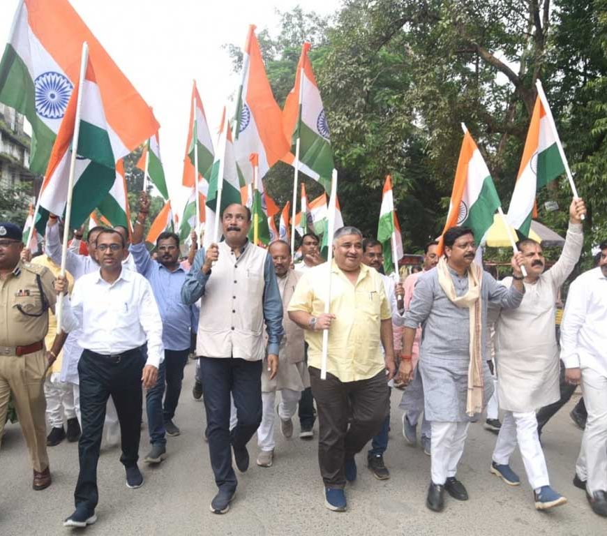 शान से लहराया तिरंगा, देशभक्ति के रंग में रंगा शहर अम्बिकापुर