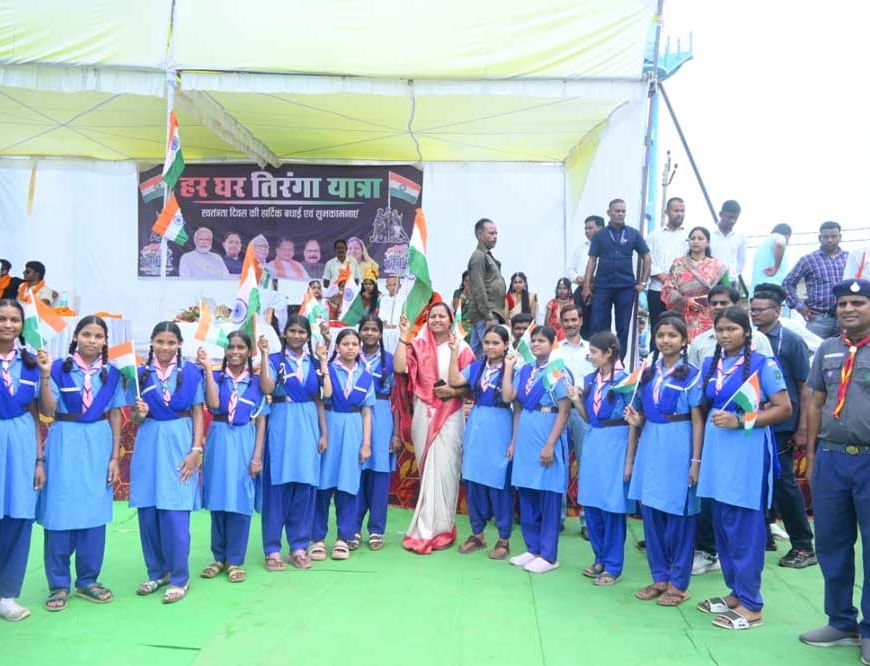 मंत्री  लक्ष्मी राजवाड़े के नेतृत्व में सूरजपुर जिले में निकलीं भव्य तिरंगा यात्राएं