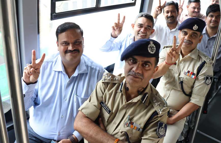 ईवी बस से जनविश्वास शिविर के लिए रवाना हुए संभागायुक्त,कलेक्टर एवं अन्य वरिष्ठ अधिकारी