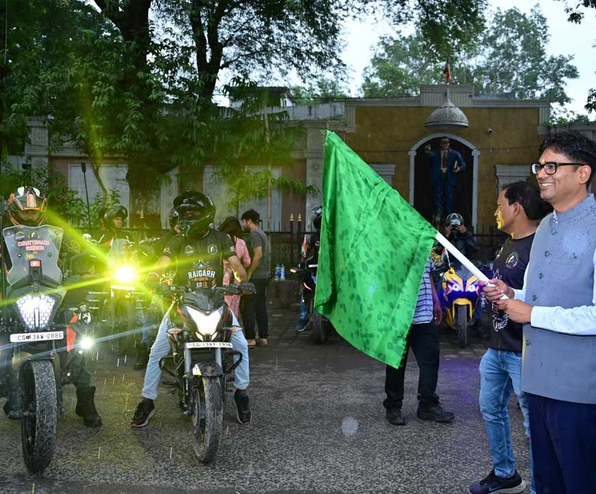 स्वतंत्रता दिवस की पूर्व संध्या पर रायगढ़ में निकला भव्य तिरंगा फ्लैग मार्च