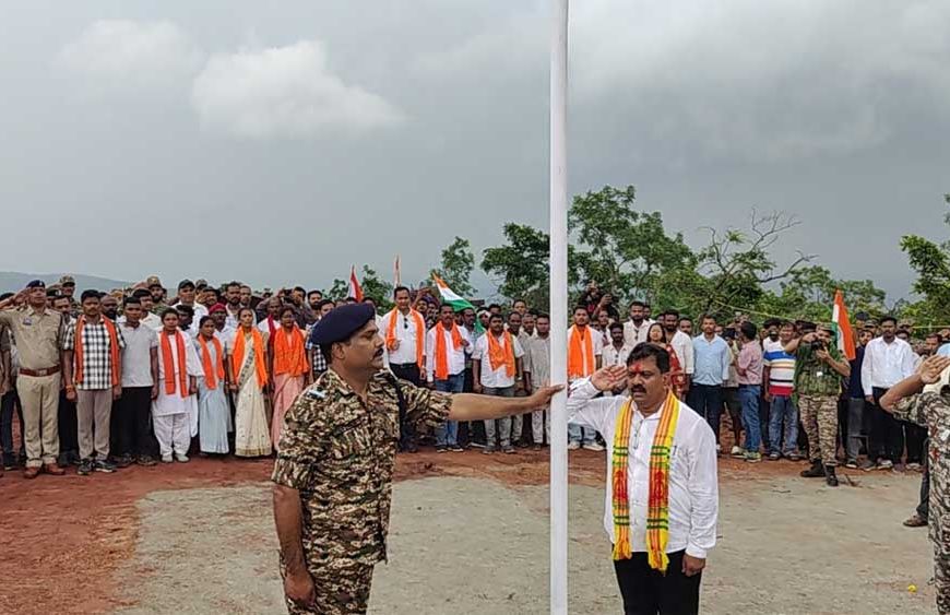 कर्रेगुट्टा पर पहुंची बस्तर तिरंगा यात्रा, उप मुख्यमंत्री  विजय शर्मा ने फहराया तिरंगा