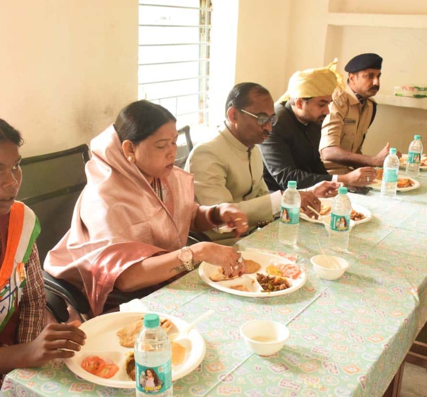 सिंगरौली में स्वतंत्रता दिवस पर बच्चों संग बैठीं राज्यमंत्री राधा सिंह, विशेष मध्यान्ह भोज का आयोजन