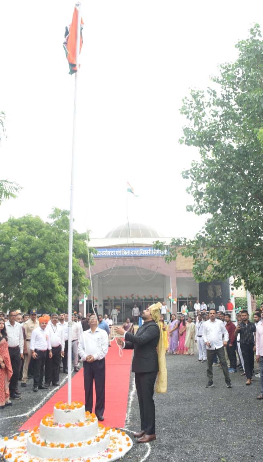 कलेक्ट्रेट कार्यालय में कलेक्टर श्री गौरव बैनल ने किया ध्वजारोहण