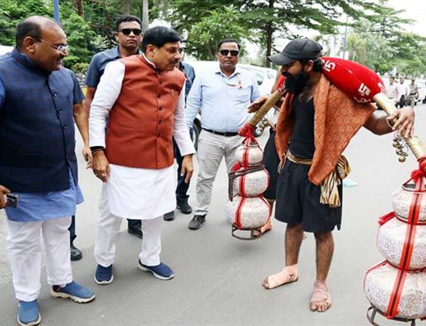 मुख्यमंत्री डॉ. यादव इंदौर में काफिला रूकवाकर कावड़ यात्री से मिले
