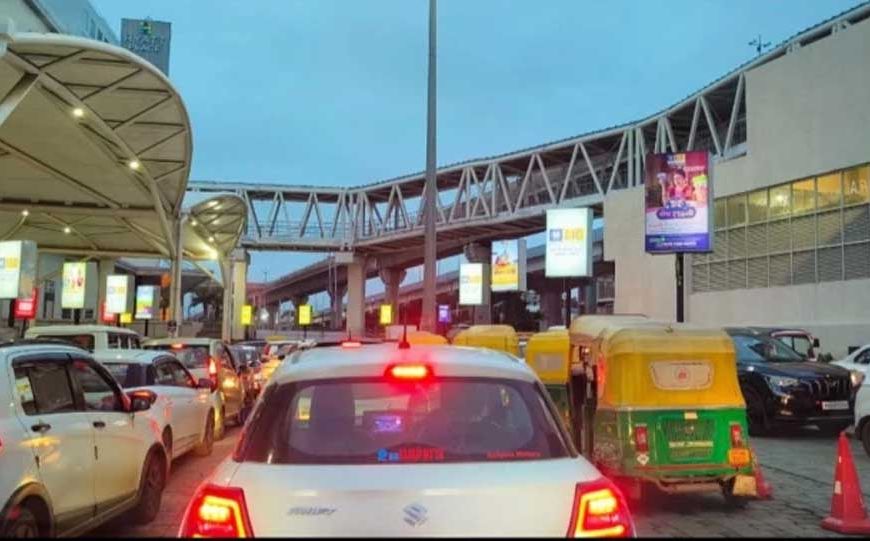 वर्ल्ड क्लास सुविधाओं के बावजूद रानी कमलापति स्टेशन पर ट्रैफिक जाम, प्रीमियम ट्रेनों के समय 30 मिनट तक फंसे वाहन