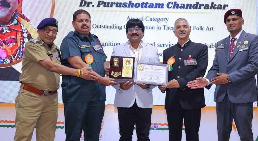 डॉ. पुरुषोत्तम चन्द्राकर को  राष्ट्रीय गौरव पुरस्कार  नई दिल्ली के कन्वेंशन सेंटर में  प्रदान किया गया