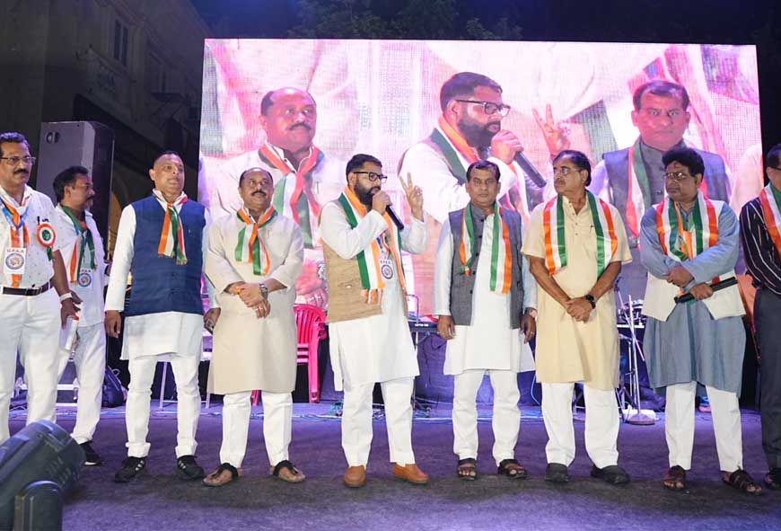 80 किलो लड्डू बांटकर मनाया आजादी का जश्न, जश्न-ए-आजादी ट्रस्ट के कार्यक्रम में धर्मगुरुओं ने किया ध्वजारोहण