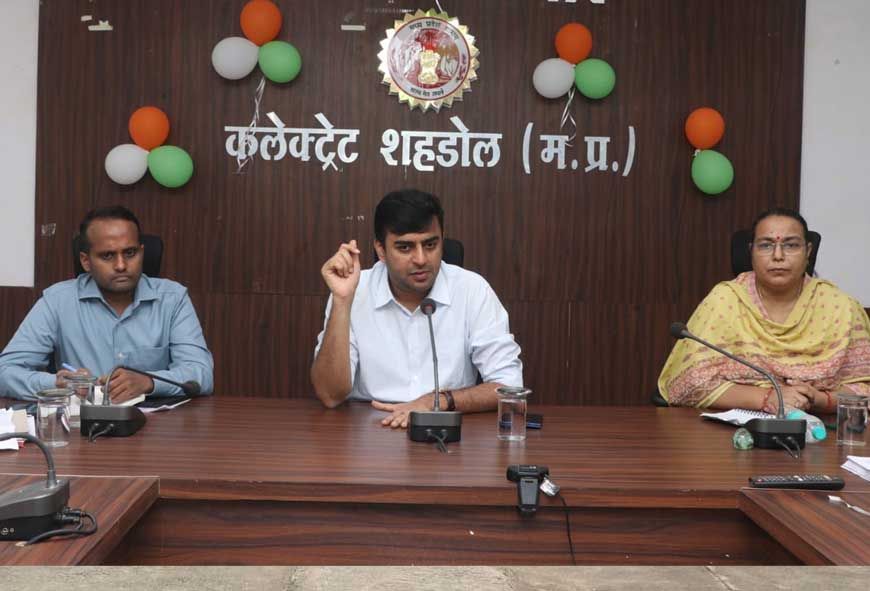 कलेक्टर ने स्कूलों में नामांकन, आधार अपडेशन तथा सायकल वितरण की समीक्षा की