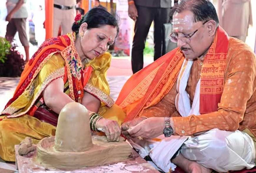 मुख्यमंत्री विष्णुदेव साय ने सावन सोमवार और नागपंचमी पर फलेश्वरनाथ महादेव की पूजा-अर्चना की
