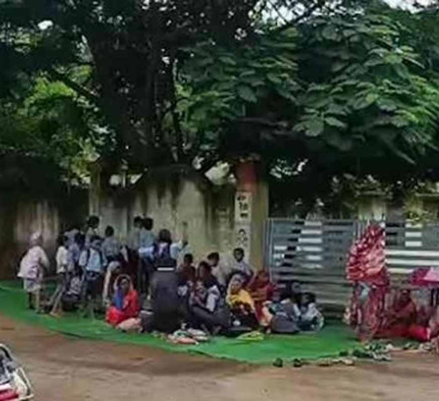 शिक्षकों की नियुक्ति की मांग को लेकर उतरे छात्र-पालक, युक्तियुक्तकरण पर भी उठाए सवाल