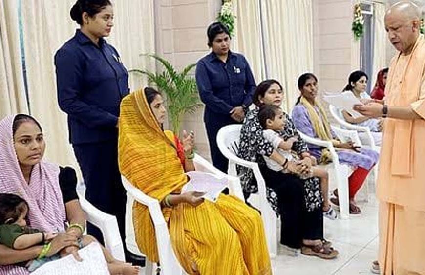 ‘कहां से आए हैं, क्या परेशानी है’ के अपनत्व भाव से सीएम योगी ने हर पीड़ित की पूछी समस्या