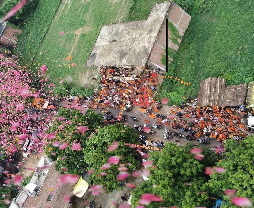 कांवड़ियों पर हेलीकॉप्टर से पुष्पवर्षा, गूंजा हर-हर महादेव का जयघोष