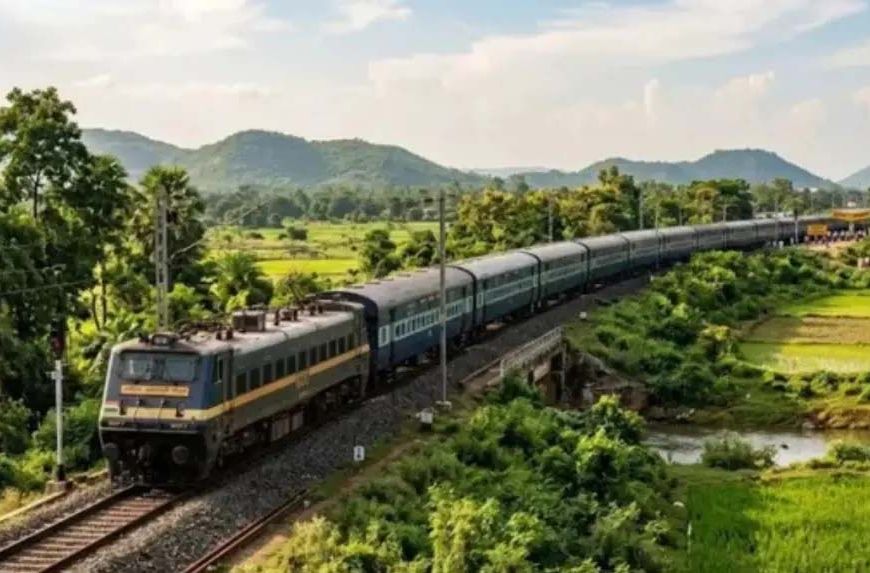 भेड़िये से टकराकर बेपटरी हुई सावन स्पेशल ट्रेन, दो दिन बाद भी रेल परिचालन प्रभावित