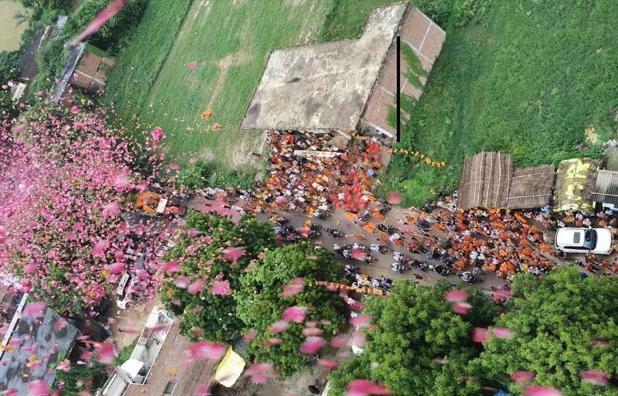 कांवड़ियों पर हेलीकॉप्टर से पुष्पवर्षा, गूंजा हर-हर महादेव का जयघोष