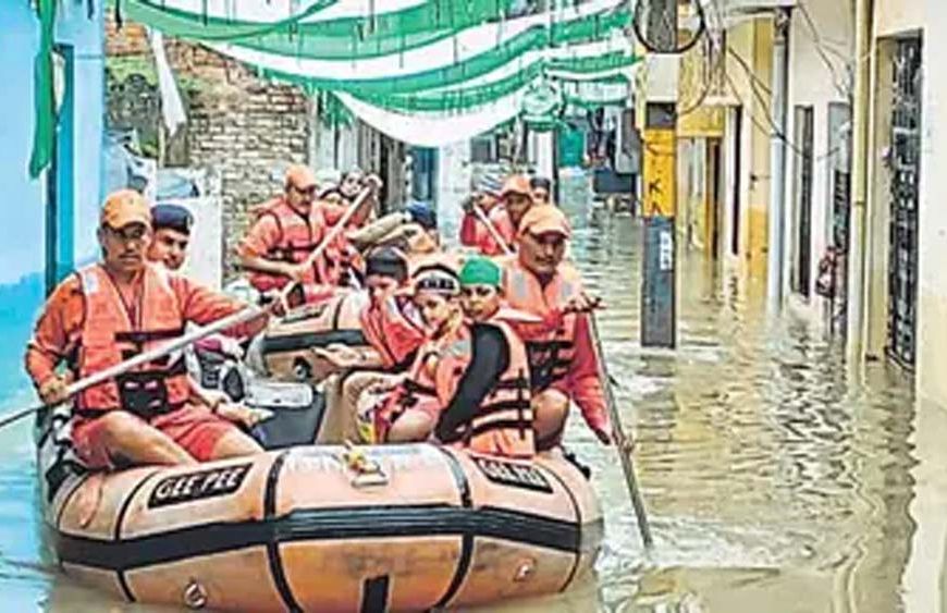 प्रयागराज में बारिश का कहर, सड़कों से घरों तक पानी; NDRF ने 76 लोगों को बचाया