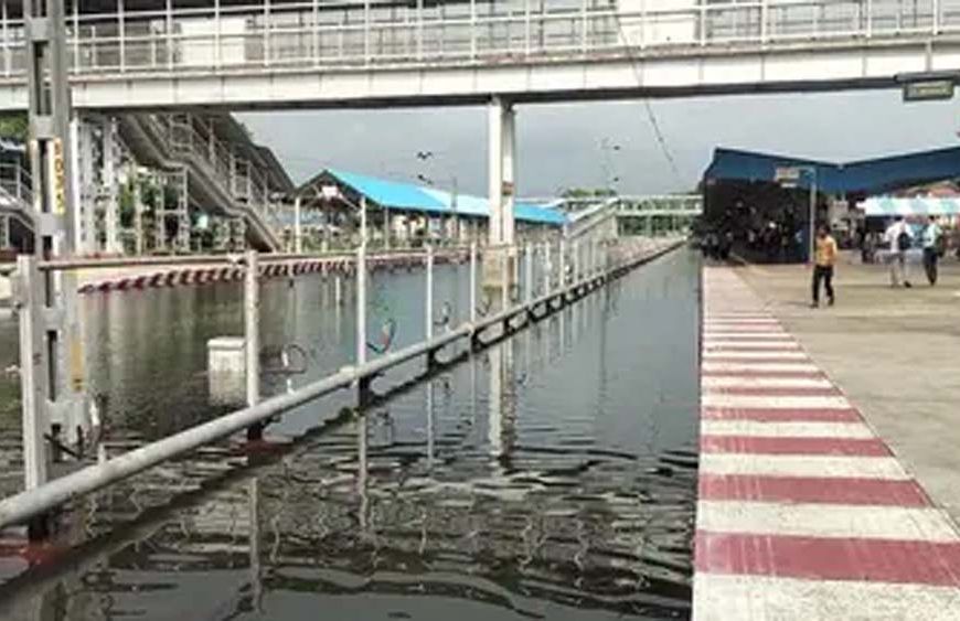 प्रयागराज में बारिश का कहर, सड़कें-रेलवे ट्रैक जलमग्न; स्कूल बंद, बाढ़ जैसे हालात