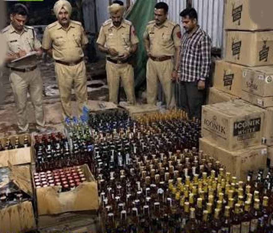 माकरदोना में आबकारी विभाग की दबिश, 50 लीटर महुआ शराब जब्त