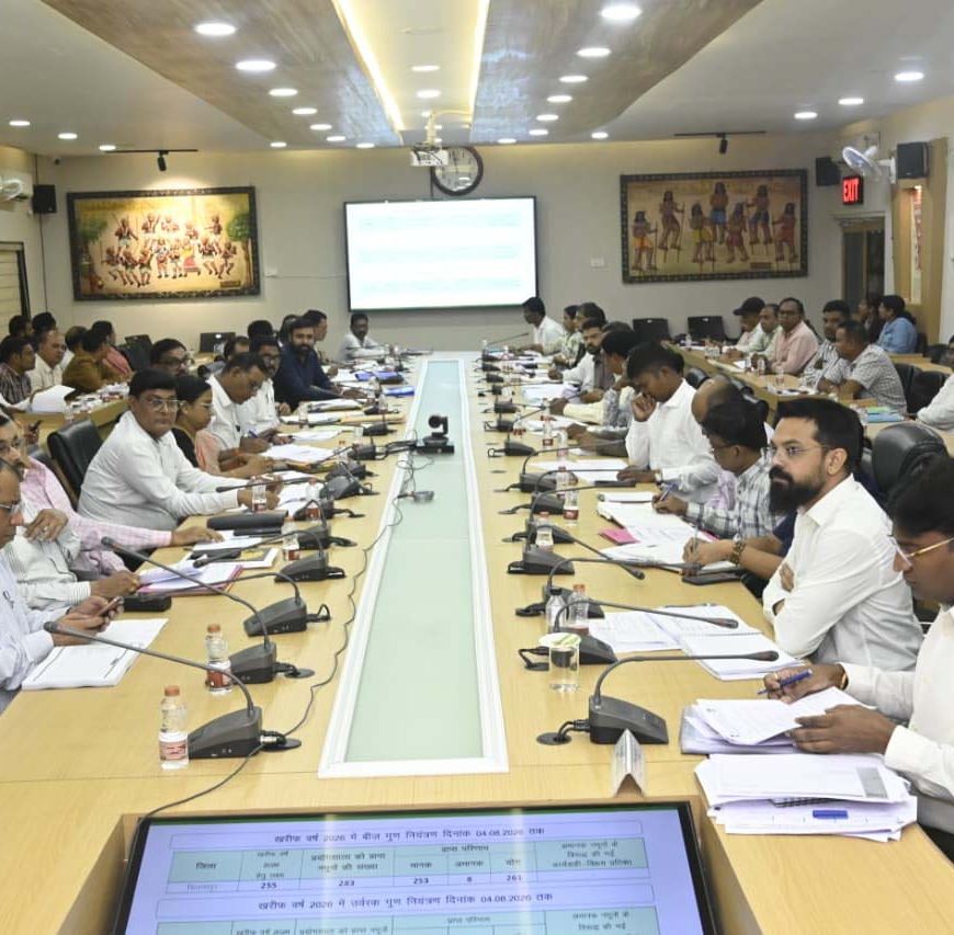 प्रभारी सचिव ने विभागवार योजनाओं और कार्यक्रमों की प्रगति की समीक्षा की