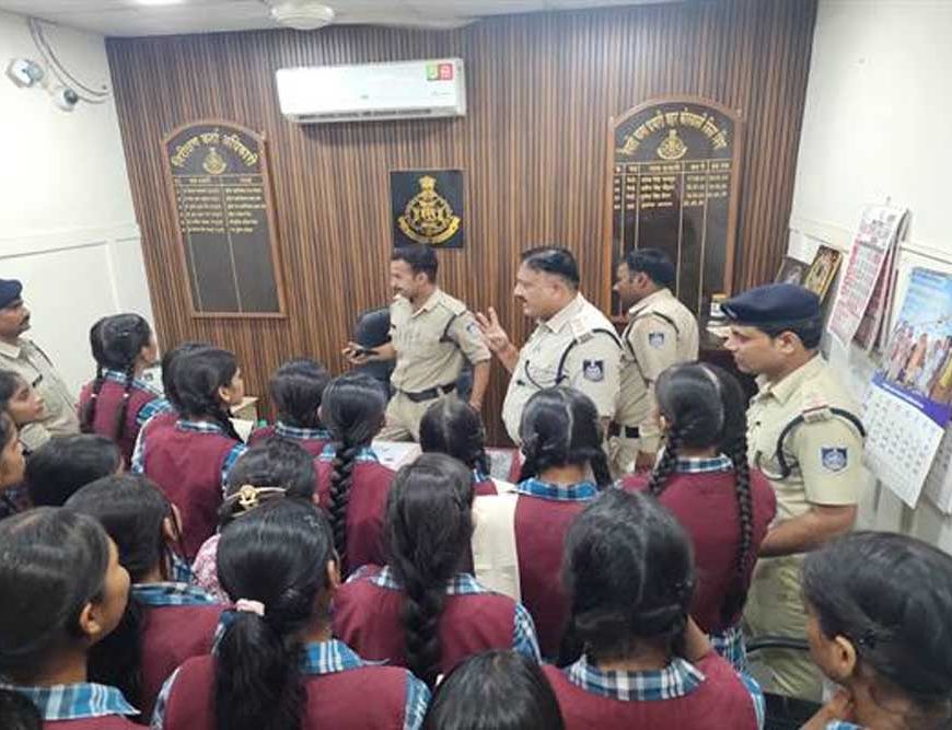 स्कूलों में कानून की पाठशाला, थानों में पुलिसिंग का प्रत्यक्ष अनुभव