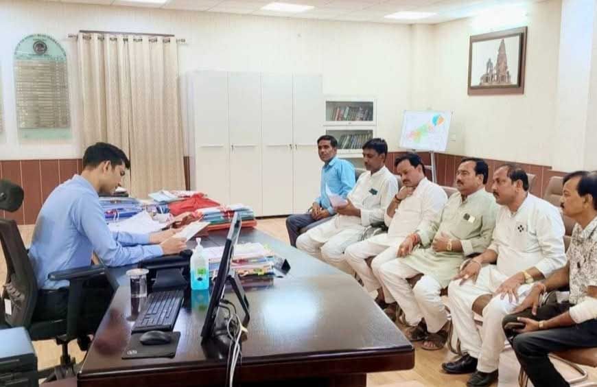 शुगर मिल अनशन को लेकर कांग्रेस प्रतिनिधिमंडल ने कलेक्टर को सौंपा ज्ञापन