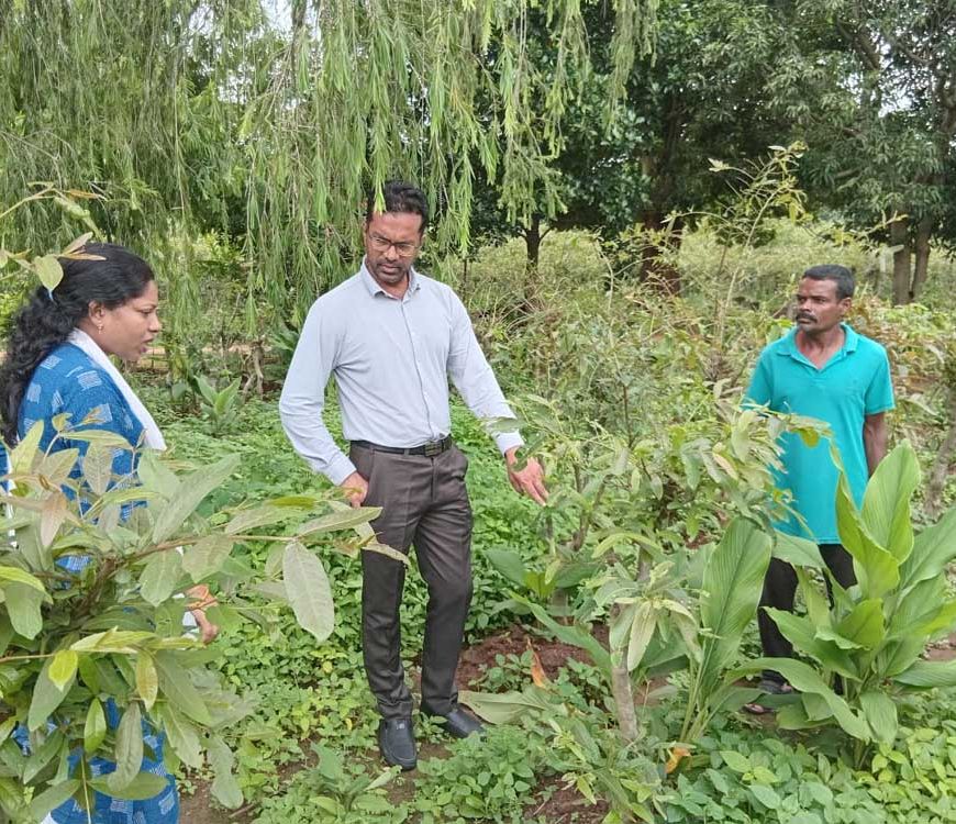सचिव ग्रामोद्योग  राजेश सिंह राणा द्वारा रेशम एवं धागाकरण केन्द्रों का किया गया निरीक्षण