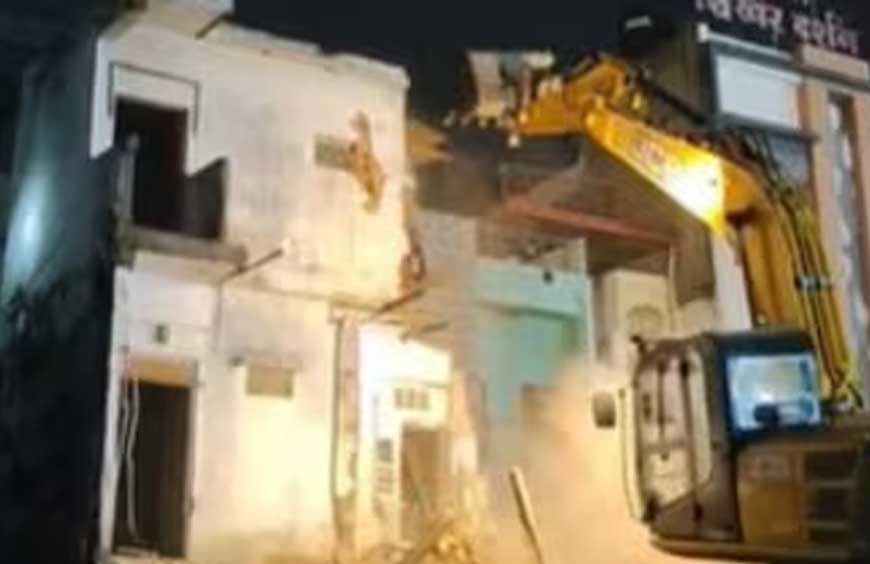 महाकाल मंदिर के सामने गरजा बुलडोजर, 65 साल पुराना परचुरे भवन 60 मिनट में जमींदोज; जानें वजह