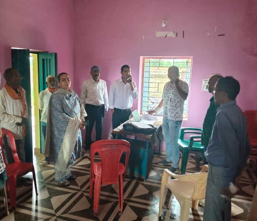 अपर कलेक्टर ने फॉर्मर आईडी कैंप का किया निरीक्षण, अनुपस्थित कर्मचारियों को दिए उपस्थित होने के निर्देश
