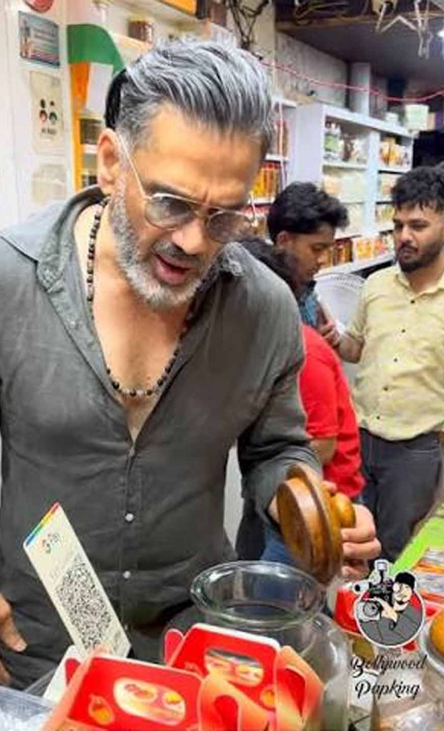 अमृतसर पहुंचे सुनील शेट्टी ने चखा खास आम पापड़, पत्नी संग बाजार में दिखा देसी अंदाज