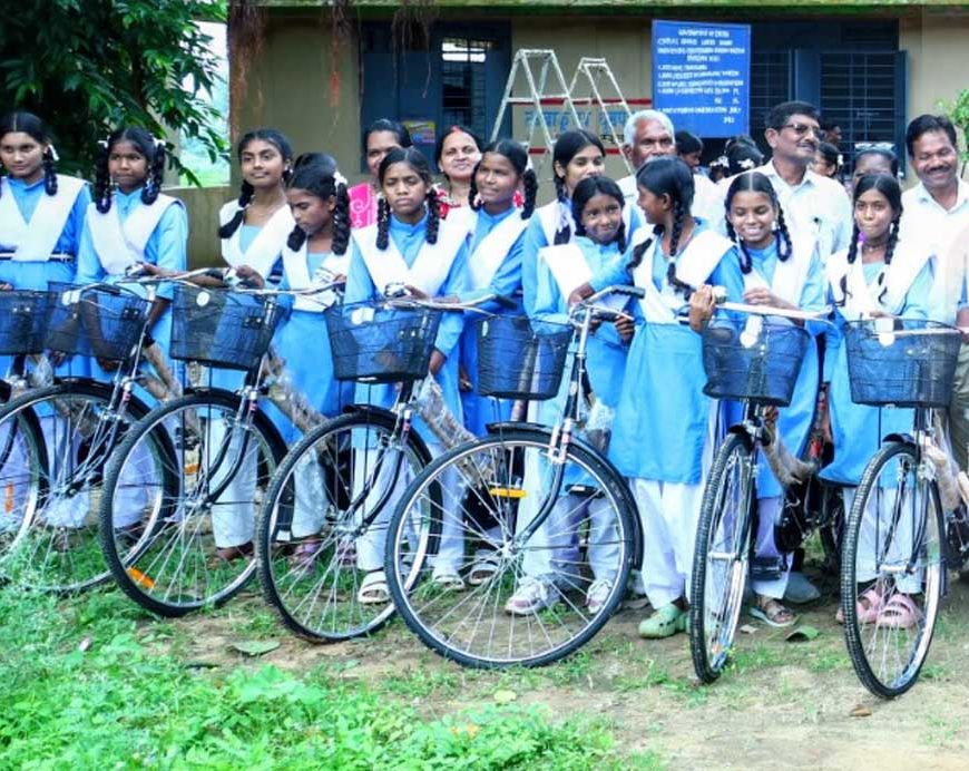 ठग्गांव स्कूल की 18 छात्राओं को मिली साइकिल, मंत्री ने कहा-गांवों की तस्वीर बदल रही है