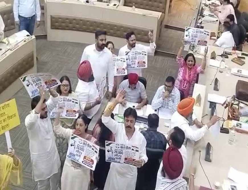 चंडीगढ़ निगम बैठक में जलभराव पर हंगामा, राफ्टिंग बोट लेकर पहुंची AAP; मेयर ने अफसरों को लगाई फटकार
