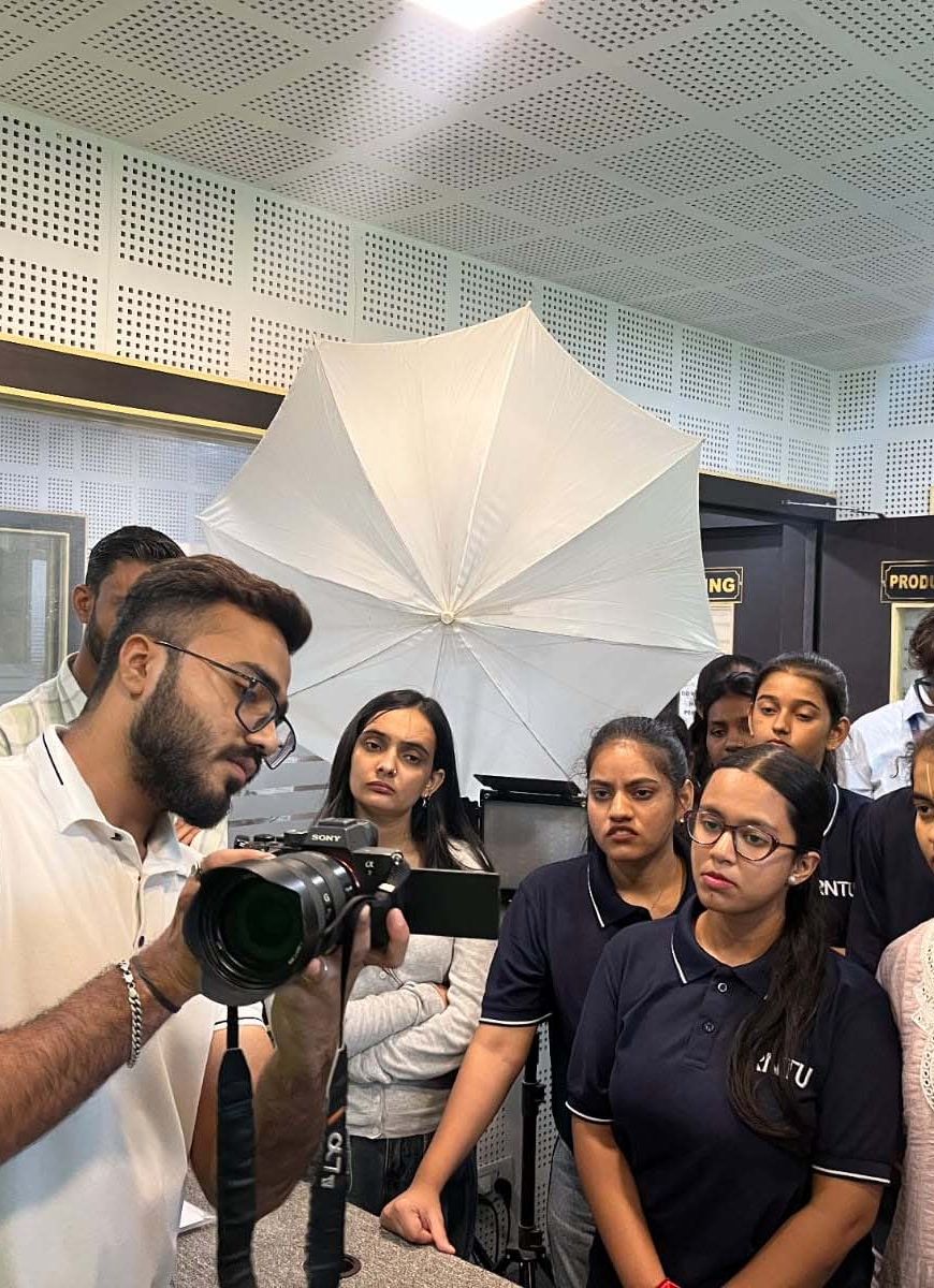 ‘कैप्चर मोमेंट्स, टेल स्टोरीज़’ थीम पर आरएनटीयू में विश्व फोटोग्राफी दिवस का आयोजन