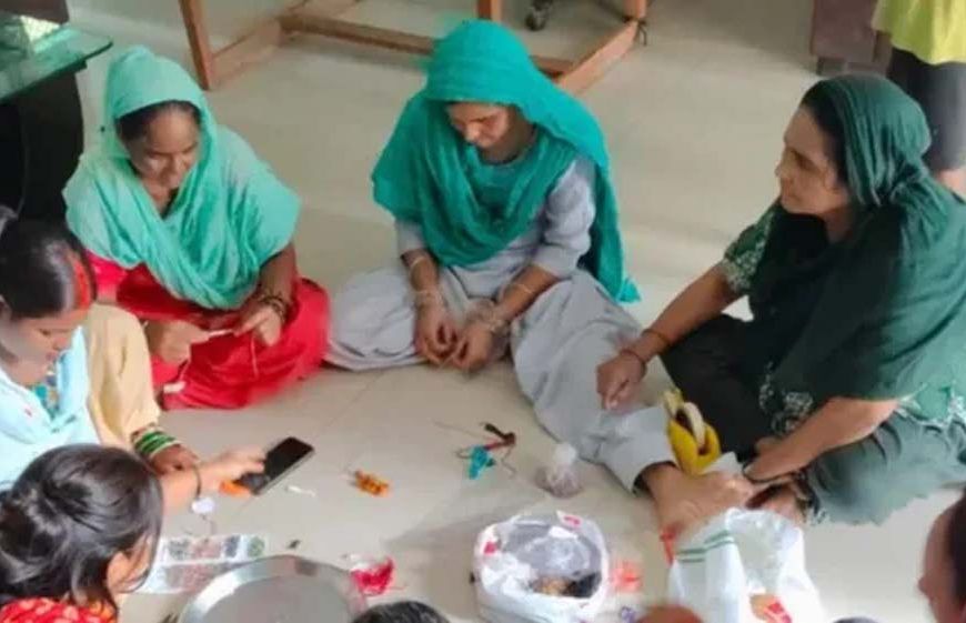 5,000 महिलाओं के हाथों से तैयार हो रहीं आधुनिक डिजाइनों की राखियां