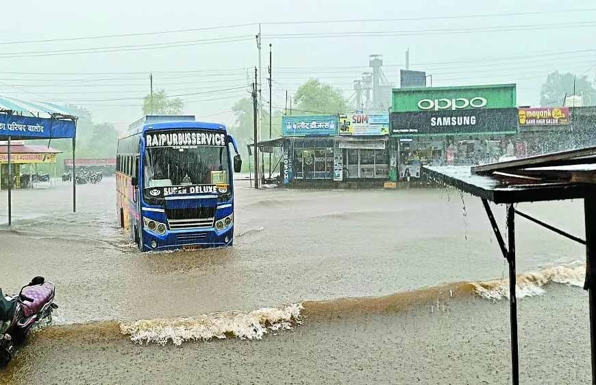10 घंटे की बारिश से थमा शहडोल, बनास नदी उफान पर; कई रास्ते बंद, खेतों में भरा पानी