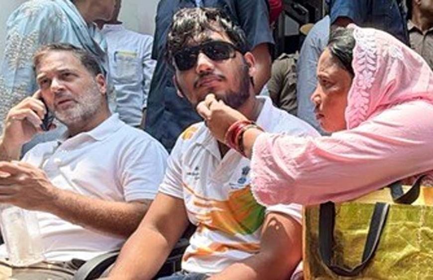 पेलेट गन मामले में राहुल गांधी का धरना, FIR की मांग पर दिल्ली पुलिस से भिड़े