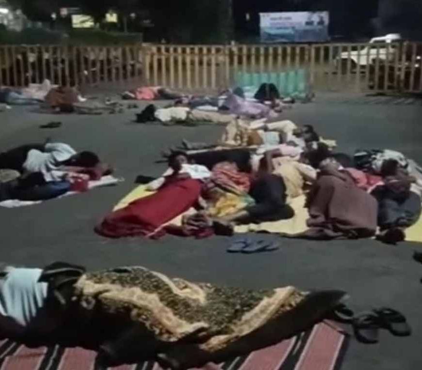 बदनावर-टिमरवानी फोरलेन मुआवजे को लेकर किसानों का प्रदर्शन, खुले आसमान के नीचे गुजारी रात