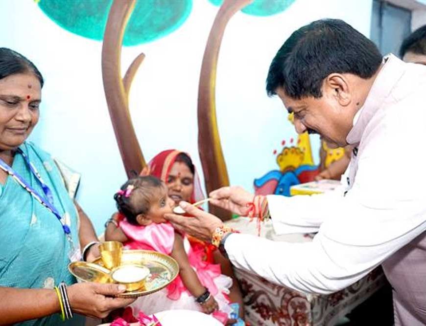 मुख्यमंत्री डॉ. यादव ने टीकमगढ़ में आंगनवाड़ी केन्द्र और जिला अस्पताल का किया निरीक्षण