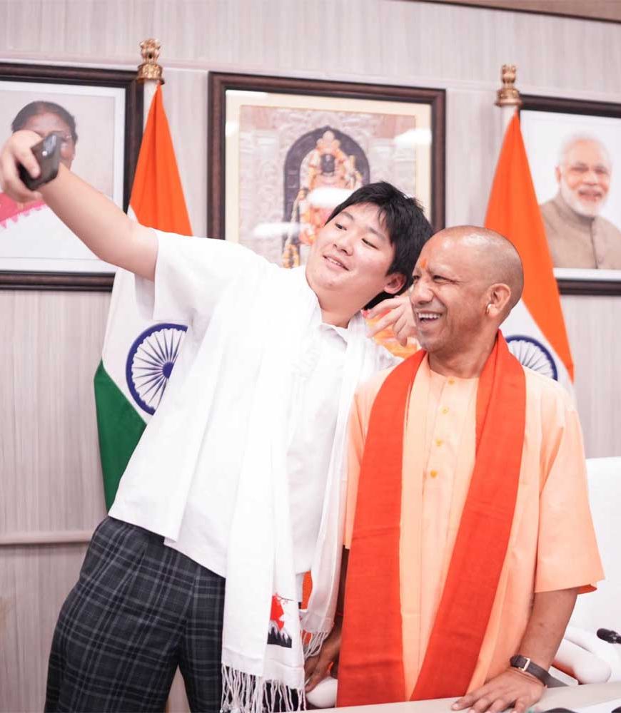 जापानी Gen-Z संग सेल्फी में दिखा नया अंदाज, प्रोटोकॉल से परे योगी की सादगी