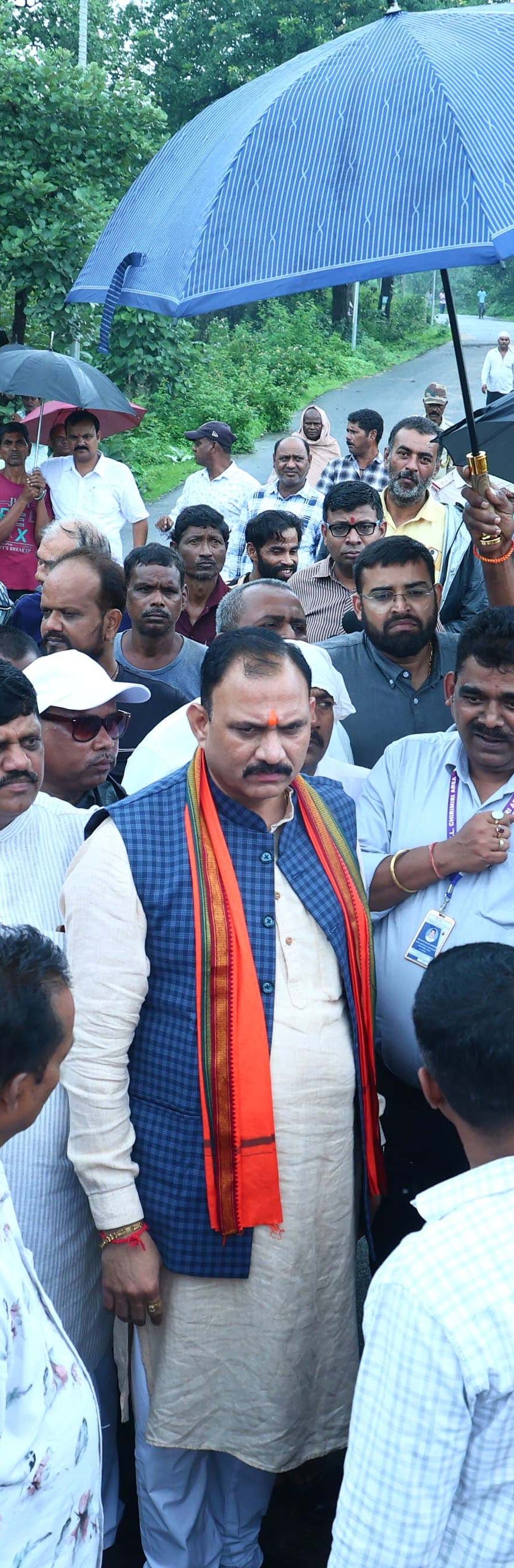 बड़ा बाजार-बरतुंगा मार्ग बंद होने से मचा हड़कंप, 5 किमी झाड़ियों में पैदल उतरे मंत्री