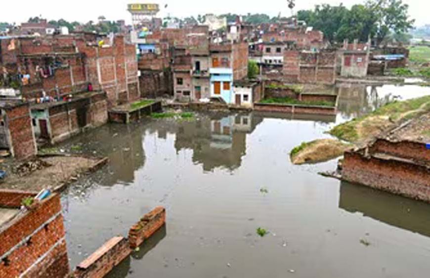 वाराणसी में गंगा उफान पर, चेतावनी बिंदु से महज सवा मीटर नीचे पहुंचा जलस्तर