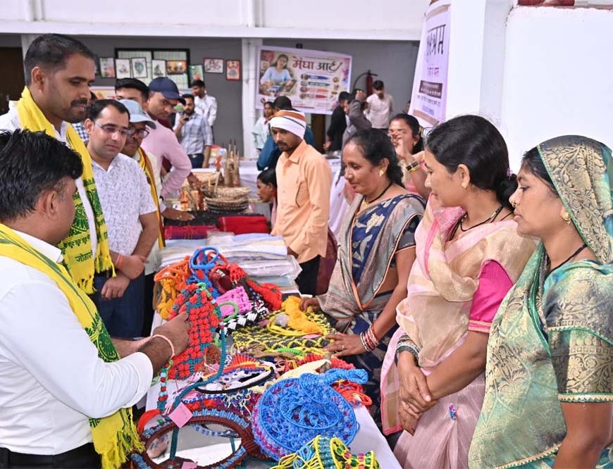 जनजातीय कारीगरों के हुनर को मिलेगा व्यापक बाजार, 20 कलाकारों एवं कारीगरों ने लगाए स्टॉल