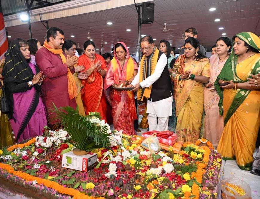 मुख्यमंत्री विष्णुदेव साय ने पवित्र श्रावण मास में अपने निवास में किया रुद्राभिषेक